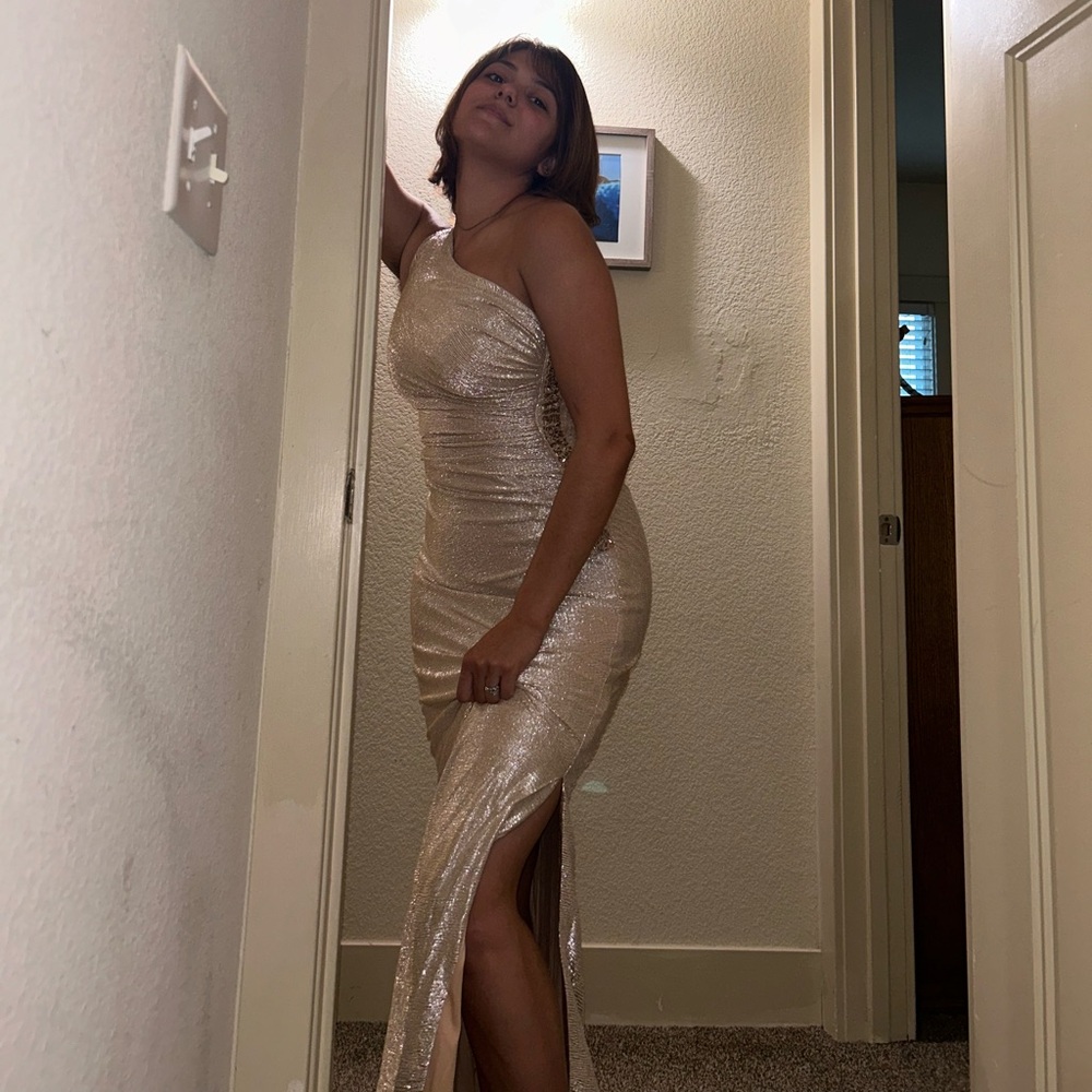 Golden formal dress - Picture 2 of 9